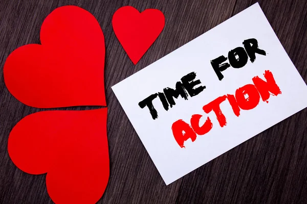 Σύνταξη κειμένου που δείχνει ώρα για δράση. Έννοια που σημαίνει επιτυχία στόχος προθεσμία εκπλήρωσης γραμμένη σε notobook χαρτί Σημείωση στο ξύλινο φόντο με αγάπη την καρδιά. — Φωτογραφία Αρχείου