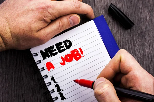 Kézírásos szöveg jel mutatja A feladat kell. Fogalmi fénykép munkanélküliség munkanélküli munkavállaló keresés az karrier írt Notebook könyv ember írásban gazdaság toll fából készült háttér. — Stock Fotó