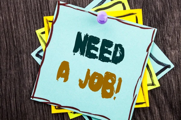 Wort, Schrift, Text brauchen Arbeit. Geschäftskonzept für arbeitslose Arbeitslose auf der Suche nach einer Karriere auf blauem Zettelpapier auf Holzgrund. — Stockfoto