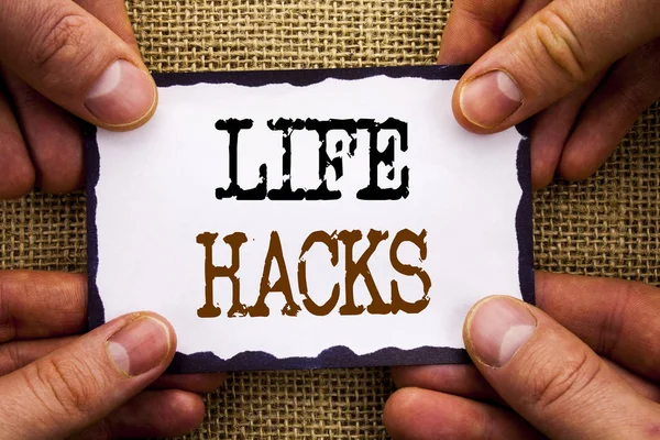 Palabra, escritura, texto Life Hacks. Foto conceptual Solución Hacking Hack Truco para ayudar a la eficiencia escrita en pegajosa nota de papel de la mano con dedo . —  Fotos de Stock