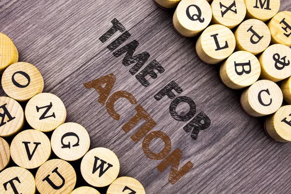 Kavramsal el zaman eylem için gösterilen metin yazma. Başarı hedefi yerine getirilmesi son teslim tarihi ahşap abckground harflerle yazılı anlam kavramı