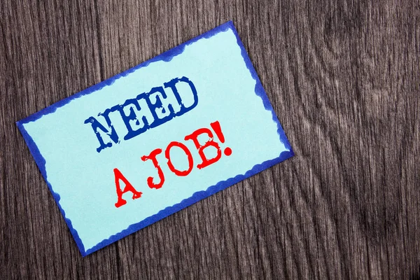 Text schreiben, der zeigt, dass man Arbeit braucht. Geschäftsfoto, das die Suche arbeitsloser Arbeiter nach einer Karriere auf blauem Klebepapier auf dem hölzernen Hintergrund zeigt. — Stockfoto