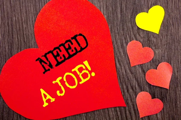 Handschrift aankondiging tekst tonen Need A Job. Concept, wat betekent dat werkloosheid werkloze werknemer zoeken voor carrière geschreven op hart liefde op de houten achtergrond. — Stockfoto