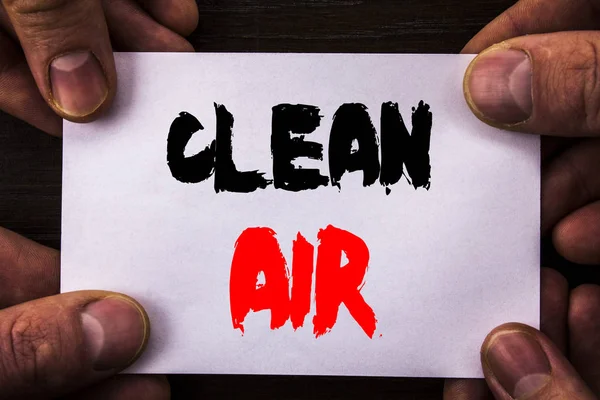 Conceptuele hand tekst tonen van schone lucht te schrijven. Begrip betekenis van mondiale gezondheid voor industrie milieuvervuiling geschreven op kleverige nota papier Holding Hand met vinger. — Stockfoto