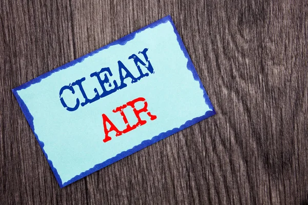 Text schreiben, der saubere Luft zeigt. Geschäftsfoto, das die globale Umweltgesundheit für Industrieverschmutzung zeigt, auf blauem Klebepapier auf dem hölzernen Hintergrund geschrieben. — Stockfoto