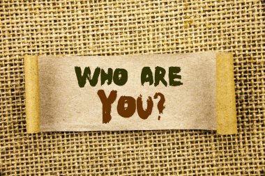 Kim sana soru gösterilen metin yazma. Kişilik kimlik profili, hakkında bana veya dokulu arka plan üzerinde gözyaşı yapışkan not kağıdına yazılı sen vitrine iş fotoğraf