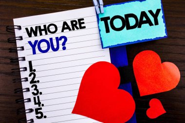 Kim sana soru gösteren duyuru metin. Kişilik kimlik profili, hakkında bana veya defter kitap Kağıt ahşap arka plan bugün aşk kalp üzerinde yazılı sen anlam kavramı.