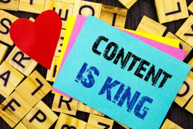 İçerik kral olduğunu gösteren el yazısı metin. Kavramsal fotoğraf Online pazarlama bilgi yönetimi ile cms veya Seo renkli yapışkan not mektup üzerinde yazılı veri aşk kalp sevmek için arka plan