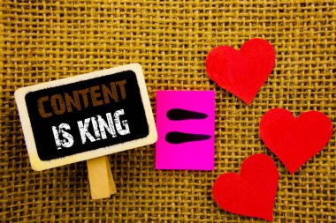 İçerik kral olduğunu gösteren metin yazma. Online pazarlama bilgi yönetimi ile cms veya Seo yazı tahtası denklem anlamı aşk kalp dokulu arka plan üzerinde yazılı veri anlam kavramı