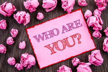 Kim sana soru gösteren el yazısı metin. Kişilik kimlik profili, hakkında bana veya ahşap arka plan üzerinde pembe yapışkan not kağıt katlanmış kağıt üzerinde yazılı sen vitrine iş fotoğraf