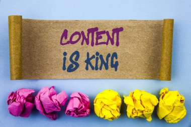 İçerik kral olduğunu gösteren el yazısı metin. Online pazarlama bilgi yönetimi ile cms veya Seo gözyaşı yapışkan not kağıt mavi arka plan Folded kağıt üzerinde yazılı veri anlam kavramı