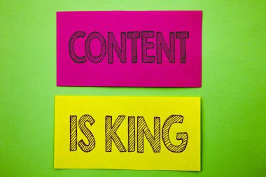 İçerik kral olduğunu gösteren el yazısı duyuru metin. Kavramsal fotoğraf Online pazarlama bilgi yönetimi ile cms veya Seo yeşil zemin üzerine yapışkan not kağıda yazılan veri.