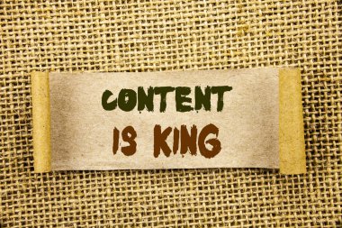 İçerik kral olduğunu gösteren metin yazma. Online pazarlama bilgi yönetimi ile cms veya Seo dokulu arka plan üzerinde gözyaşı yapışkan not kağıdına yazılan veri vitrine iş fotoğraf