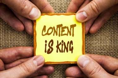 İçerik kral olduğunu gösteren yazılı kavramsal el. Online pazarlama bilgi yönetimi ile cms veya Seo yapışkan not kağıdı tutan el parmak üzerinde yazılı veri vitrine iş fotoğraf.