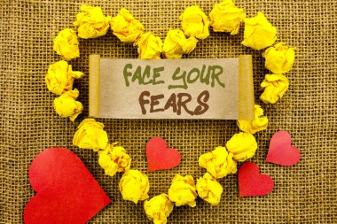 Yüz Your Fears gösteren el yazısı duyuru metin. Sorun korku Fourage güven cesur dokulu arka plan üzerinde yapışkan not kağıt ile kalp üzerinde yazılı cesaret anlam kavramı