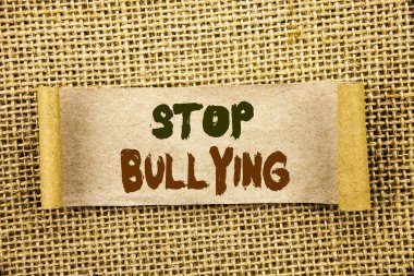 Durdurmak zorbalık gösterilen metin yazma. Farkındalık sorun hakkında şiddet kötüye zorba gözyaşı yapışkan not kağıdına dokulu arka plan üzerinde yazılı sorunu vitrine iş fotoğraf