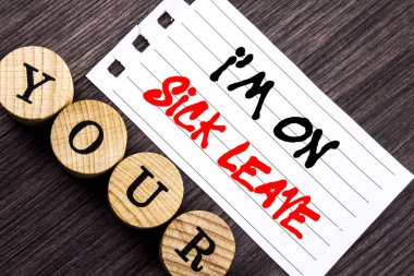 Ben gösterilen metin yazma m üzerinde hastalık izni duyuyorum. Tatil tatil yok Out Of Office hastalık gözyaşı Not yapışkan not ahşap arka plan üzerinde yazılı ateşi showcasing iş fotoğraf.