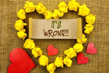 Yanlış olduğunu gösteren el yazısı duyuru metin. Doğru doğru karar için yapmak veya hata dokulu arka plan üzerinde yapışkan not kağıt ile kalp üzerinde yazılı tavsiye anlam kavramı