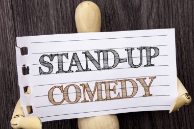 Word, yazma, metin komedi Stand Up. Kavramsal fotoğraf eğlence eğlenceli göstermek komedyen sculptureon tarafından ahşap arka plan tutan yırtık kağıt üzerinde yazılı gece kulübü
