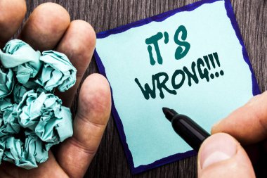 Yanlış olduğunu gösteren duyuru metin. İş kavramı doğru doğru karar için yapmak veya hata defter kitap adam yazılı kalem tutan ahşap arka plan üzerinde yazılı tavsiye için.