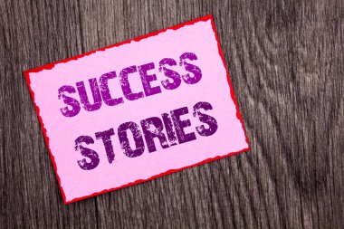 Başarı öyküleri gösteren el yazısı duyuru metin. Kavramsal fotoğraf başarılı ilham başarı eğitim büyüme pembe yapışkan not kağıdına ahşap arka plan üzerinde yazılı.