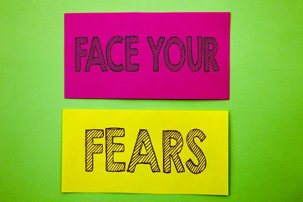 Texte de l'annonce manuscrite montrant Face Your Fears. Photo conceptuelle Challenge Fear Fourage Confiance Brave Bravoure écrit sur papier autocollant sur fond vert . — Photo