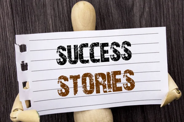 Word, yazma, metin başarı öyküleri. Kavramsal fotoğraf başarılı ilham başarı eğitim sculptureon tarafından ahşap arka plan tutan yırtık kağıt üzerinde yazılı büyüme