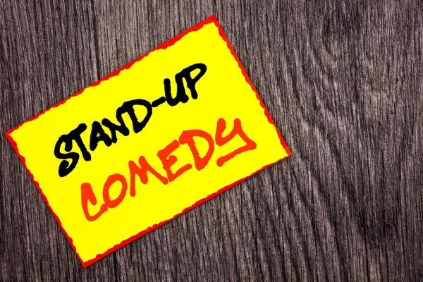 Texto conceptual escrito a mano que muestra Stand Up Comedy. Concepto que significa Entertainment Club Fun Show Comedian Night escrito en Yellow Sticky Note Paper sobre el fondo de madera . — Foto de Stock
