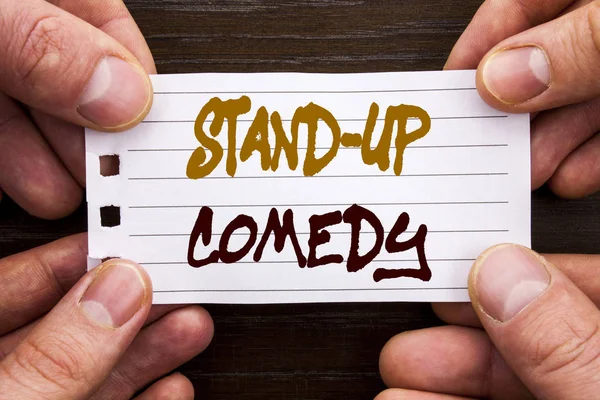 Komedi Stand Up gösterilen metin işareti el yazısı. İş kavramı için eğlence eğlenceli göstermek komedyen yapışkan not kağıdı tutan el parmak ile yazılı gece kulübü.