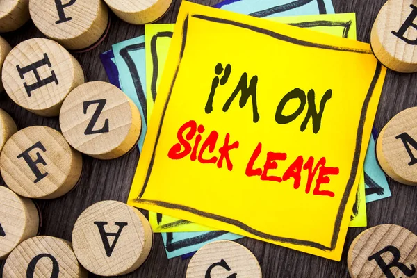 El yazısı duyuru metni gösteren ben m üzerinde hastalık izni duyuyorum. Tatil tatil yok Out Of Office hastalık ahşap abckground harflerle yazılı ateşi showcasing iş fotoğraf