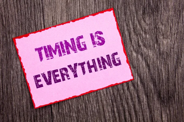 Handschriftlicher Ankündigungstext mit Timing ist alles. konzeptionelles Foto wichtiger Erfolgstipp für Präzision, geschrieben auf rosa Klebepapier auf dem hölzernen Hintergrund. — Stockfoto