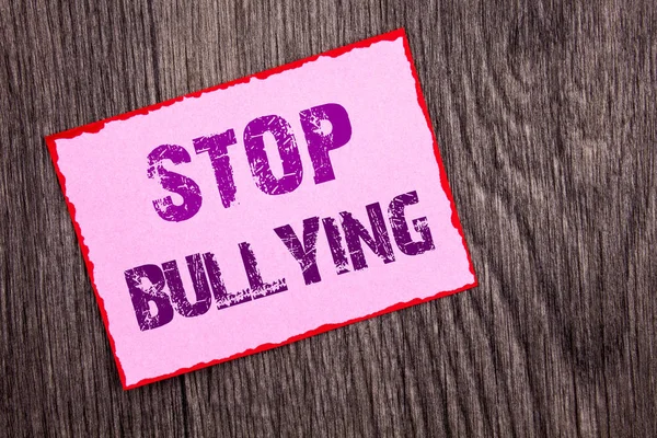 Texto de anuncio de escritura que muestra Stop Bullying. Conceptual photo Awareness Problem About Violence Abuse Bully Problem written on Pink Sticky Note Paper on the wooden background . — Foto de Stock