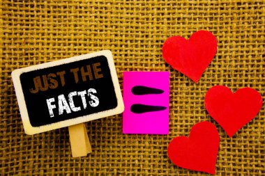 Sadece gerçekler gösterilen metin yazma. Gerçek şu ki aslında doğruluk dürüst kavramı için gerçek dokulu arka plan üzerinde yazı tahtası denklemi anlamı aşk kalp üzerinde yazılı gerçek anlam kavramı