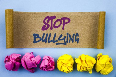 Durdurmak zorbalık gösteren el yazısı metin. Farkındalık sorun hakkında şiddet kötüye zorba gözyaşı yapışkan not kağıt mavi arka plan Folded kağıt üzerinde yazılı sorunu anlam kavramı