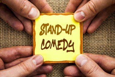Kavramsal el komedi Stand Up gösterilen yazma. Eğlence eğlenceli göstermek komedyen yapışkan not kağıdı tutan el parmak ile yazılı gece kulübü vitrine iş fotoğraf.