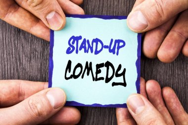 Komedi Stand Up gösteren el yazısı duyuru metin. Kavramsal fotoğraf eğlence eğlenceli göstermek komedyen yapışkan not kağıdı tutan el parmak ile yazılı gece kulübü.