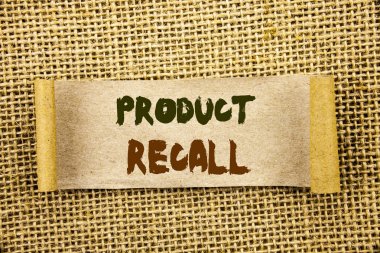 Ürün Recall gösterilen metin yazma. Hatırlama geri dönmek için ürünleri gözyaşı yapışkan not kağıdına dokulu arka plan üzerinde yazılı kusurları vitrine iş fotoğraf