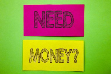 El yazısı duyuru metni para soru lüzum gösterilen. Kavramsal fotoğraf ekonomi krize, yeşil renkli yapışkan not kağıdına yazılı borç paraya ihtiyacım vardı.