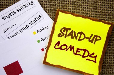 Komedi Stand Up gösterilen metin işareti el yazısı. İş kavramı için eğlence eğlenceli göstermek komedyen yapışkan not kağıdı ısı haritası ile dokulu arka plan üzerinde yazılı gece kulübü