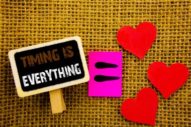 Metin yazma zamanlama olduğunu her şeyi gösteriyor. Önemli başarı tavsiye için olmak hazır için yazı tahtası denklem anlamı aşk kalp dokulu arka plan üzerinde yazılı hassas anlam kavramı