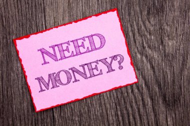 El yazısı duyuru metni para soru lüzum gösterilen. Kavramsal fotoğraf ekonomi krize, pembe yapışkan not kağıdına ahşap arka plan üzerinde yazılı borç paraya ihtiyacım vardı.