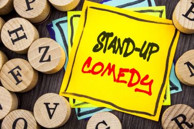 Komedi Stand Up gösteren el yazısı duyuru metin. Eğlence eğlenceli göstermek komedyen ahşap abckground harflerle yazılı gece kulübü vitrine iş fotoğraf