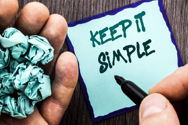 A közlemény szövegét Keep It Simple mutatja. Üzleti koncepció egyszerűség egyszerű stratégia megközelítés elvét írt Notebook könyv ember írásban gazdaság toll fából készült háttér. — Stock Fotó