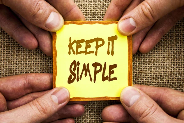 概念性的手写显示保持简单。商务照片展示简单简单的策略方法原则写在粘纸条纸手上用手指. — 图库照片