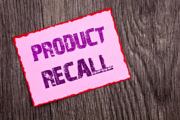 Escrita à mão Texto de anúncio mostrando Product Recall. Foto conceitual Recall Reembolso Retorno Para Produtos Defeitos escritos em Pink Sticky Note Paper no fundo de madeira . — Fotografia de Stock