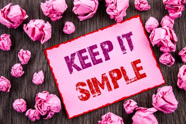 手写文字显示保持简单。商业照片展示简单简单的策略方法原则写在粉红色粘纸条纸折叠纸上的木质背景 — 图库照片