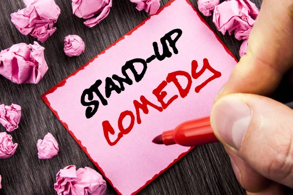 Metni imzalamak komedi Stand Up. İş kavramı eğlence eğlenceli göstermek komedyen gece kulübü için PIN yapışkan not kağıt katlanmış kağıt ahşap arka plan adam tutan Marker el yazılı.