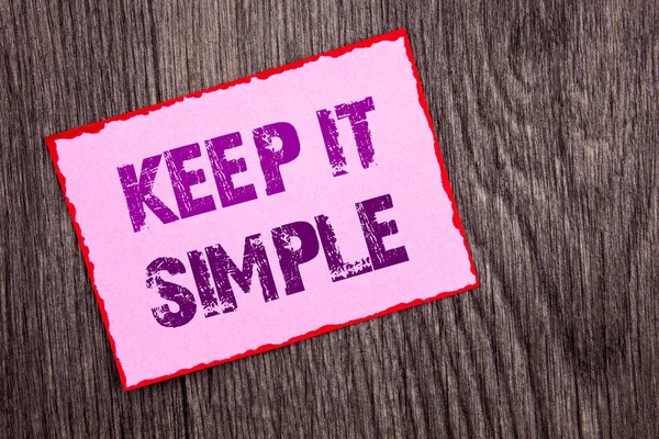 手写公告文本显示保持简单。概念照片简单简单的策略方法原则写在粉红色粘纸条纸上的木质背景. — 图库照片