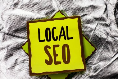 Yerel Seo gösterilen metni işareti. Kavramsal fotoğraf arama motoru optimizasyon stratejisi Optimize yerel gümüş dokulu arka plan üzerinde yığılmış yapışkan not kağıdına yazılı anahtar kelimeleri bulma.