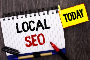 Metin yazma yerel Seo kelime. İş kavramı için arama motoru optimizasyonu stratejisi Optimize yerel defter kitap ahşap arka plan bugün Marker yanındaki yazılı anahtar kelimeleri bulma.